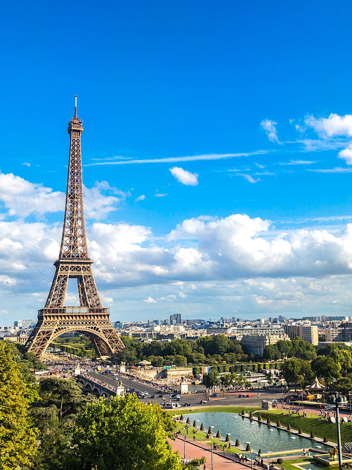 Landmark-Wrapped Facades : Louis Vuitton Eiffel Tower on 5th Avenue