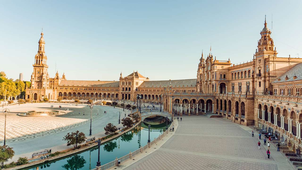 Make sure to include the Plaza de España on your 2 days in Seville itinerary