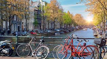 2 Days in Amsterdam Itinerary - Amsterdam Canal Bridge and Medieval Houses 2 Days in Amsterdam Itinerary - Amsterdam Canal Bridge and Medieval Houses
