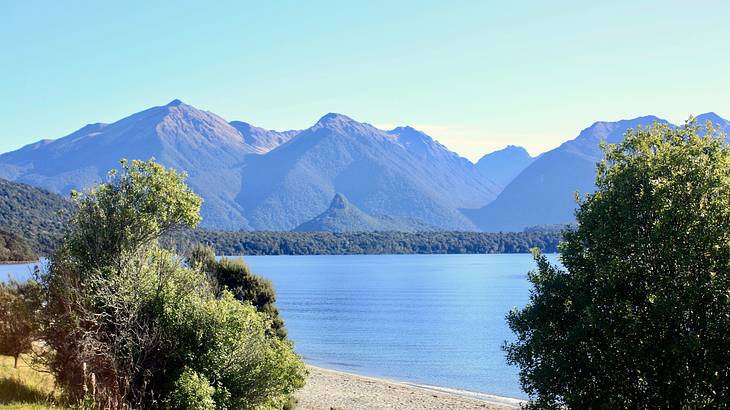 Best things to do in Fiordland National Park - Lake Manapour with mountains, NZ