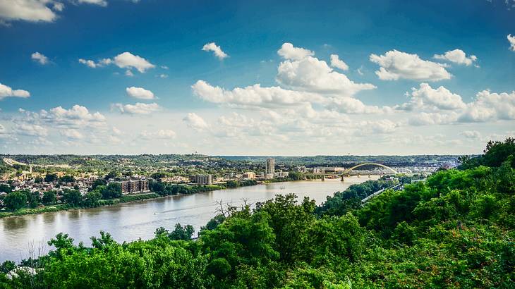 Rivers bordering its 3 sides are one of the interesting facts about Kentucky state Rivers bordering its 3 sides are one of the interesting facts about Kentucky state