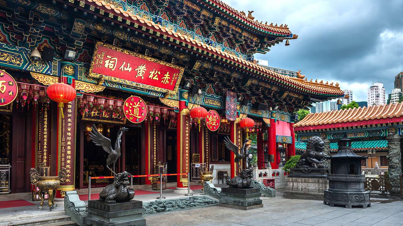 Temple in the city, Kowloon, Hong Kong