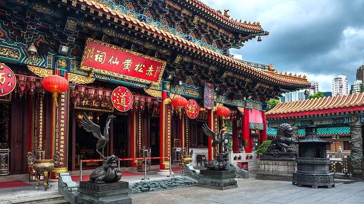 Temple in the city, Kowloon, Hong Kong