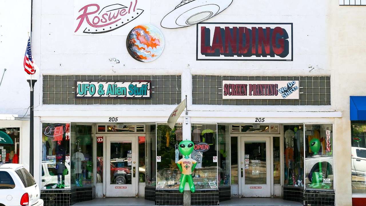 A space alien-themed shop named Roswell Landing with a green alien balloon outside