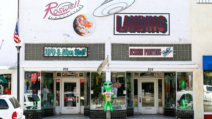 A space alien-themed shop named Roswell Landing with a green alien model outside