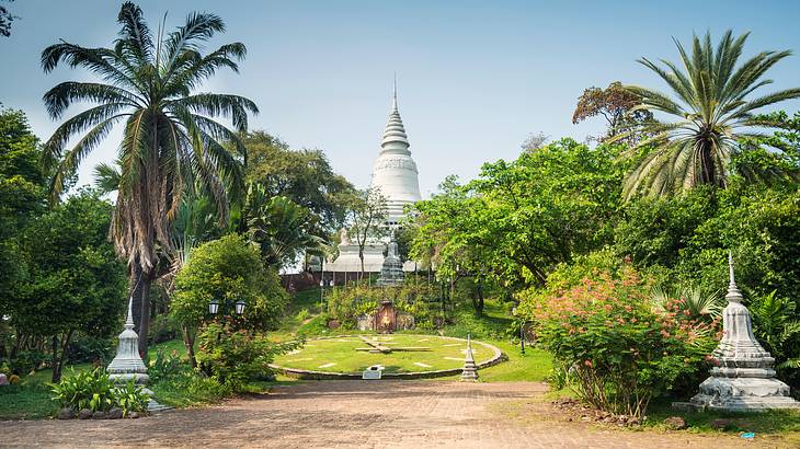 Wat Phnom Temple in Phnom Penh