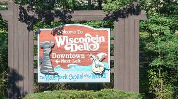 A sign that says "Welcome to Wisconsin Dells. The Waterpark Capital of the World!"