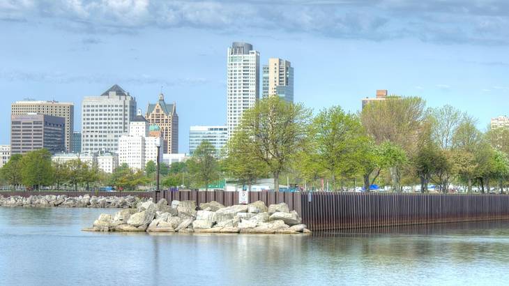 One of the most romantic Milwaukee date ideas is sailing on Lake Michigan