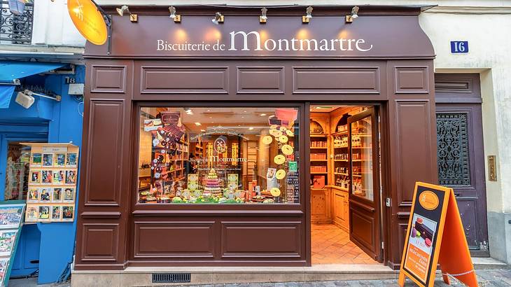 A shop with a brown exterior that says "Biscuiterie Montmartre"