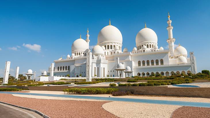 The massive white Sheikh Zayed Grand Mosque, a famous Abu Dhabi landmark The massive white Sheikh Zayed Grand Mosque, a famous Abu Dhabi landmark