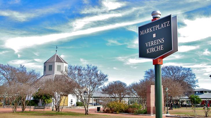 "Marktplatz Vereins Kirche" signage with an octagonal building in the background