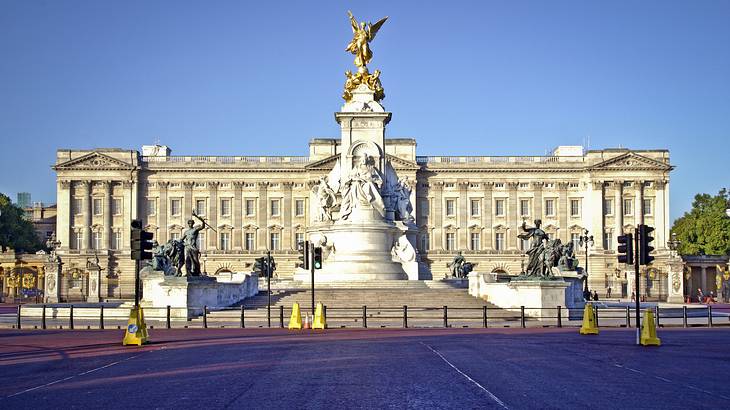 Buckingham Palace on a nice day, one of the most famous landmarks in England