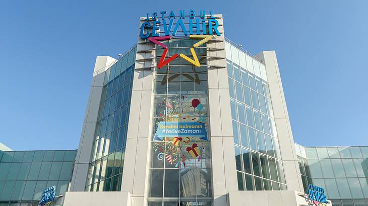 A large building with glass windows and a sign that says "İstanbul Cevahir"