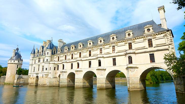 Château de Chenonceau reflecting on a river on a nice day