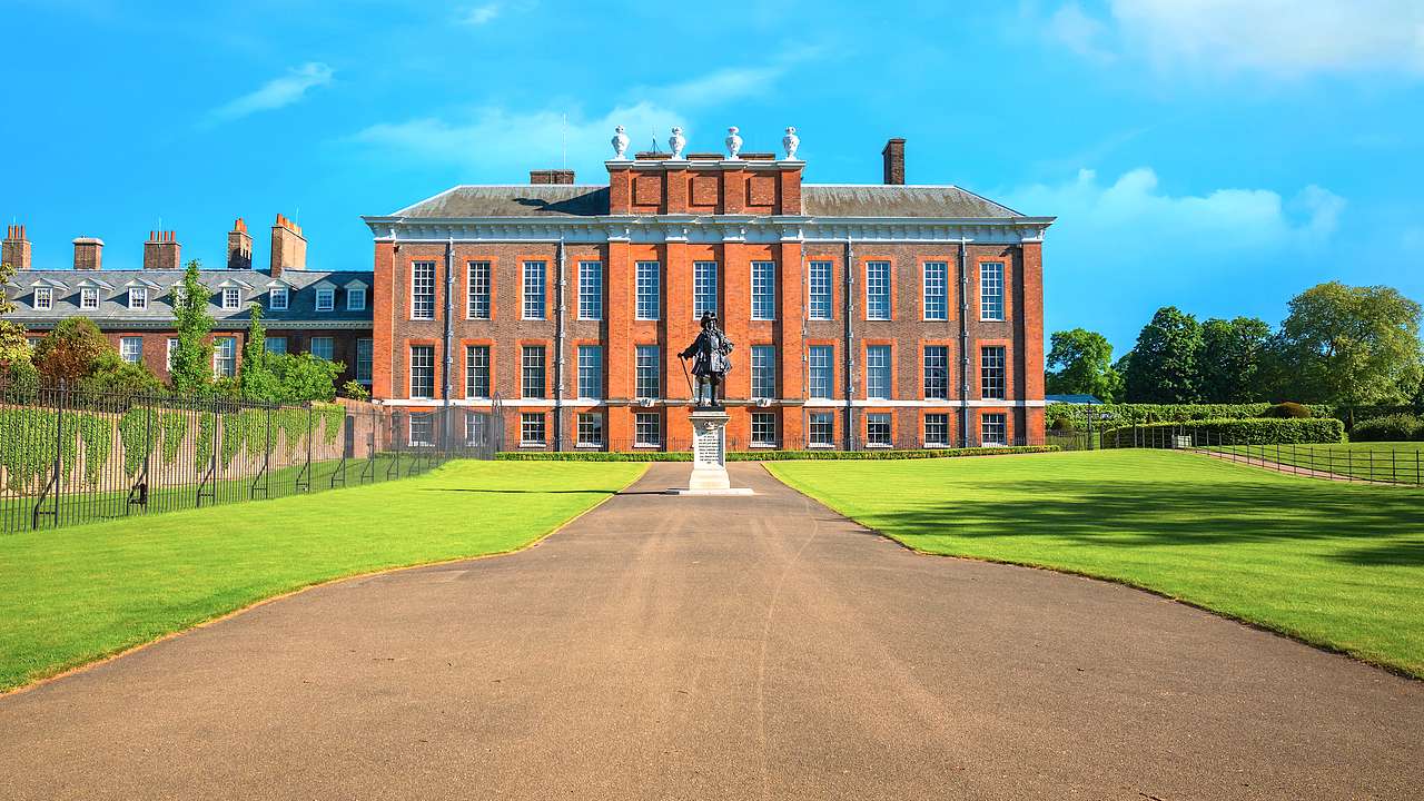 72 Hours in London - Outside view of Kensington Palace, London, England