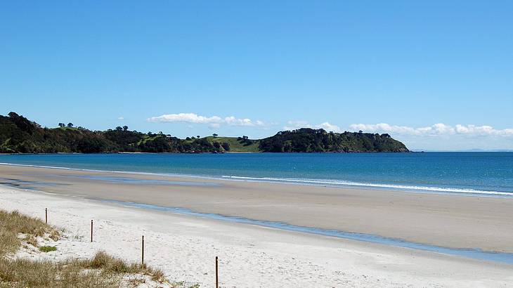 Auckland itinerary - View of the white sandy Oneroa Beach on Waiheke Island Auckland itinerary - View of the white sandy Oneroa Beach on Waiheke Island