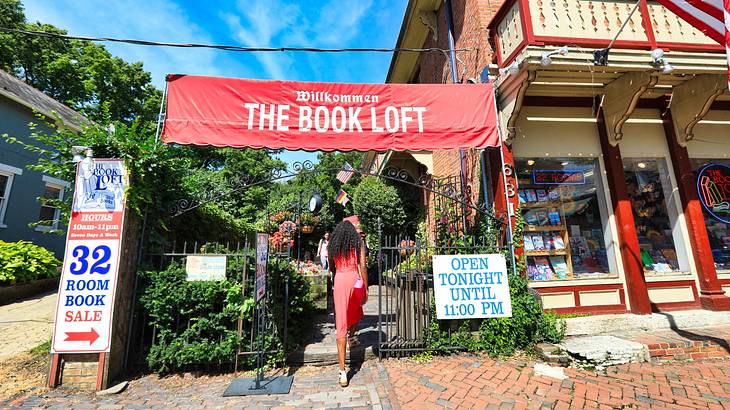 An old-fashioned storefront and a sign that says "The Book Loft"