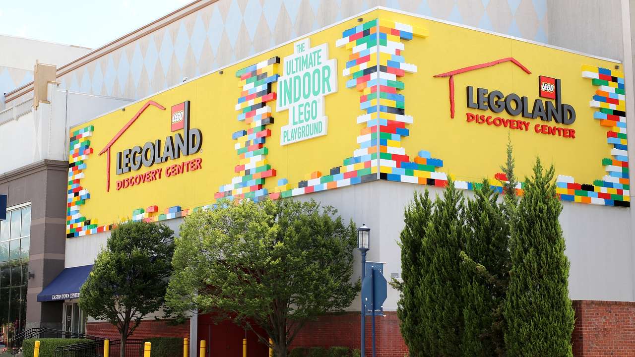 One of the fun date ideas in Columbus, Ohio, is going to LEGOLAND Discovery Center