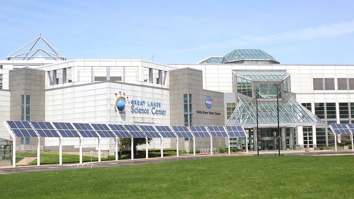 A large white building with a sign that says "Great Lakes Science Center"
