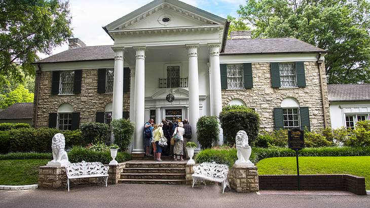 Front of Graceland mansion with statues and pillars at the entrance