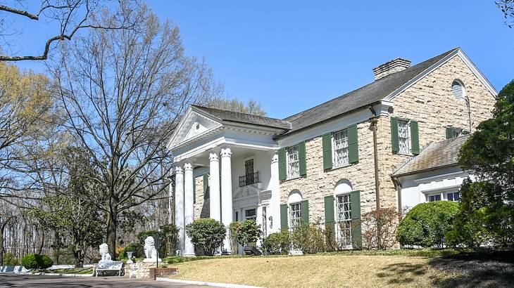 One of the fun things to do in Memphis for couples is visiting Graceland One of the fun things to do in Memphis for couples is visiting Graceland