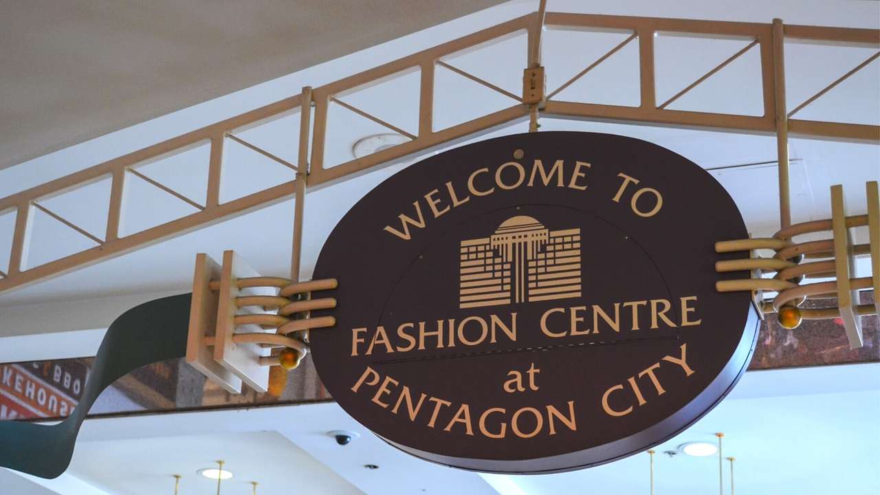 A sign that says "Welcome to Fashion Centre at Pentagon City"