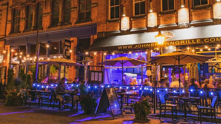 A night view of a pub house along the city street