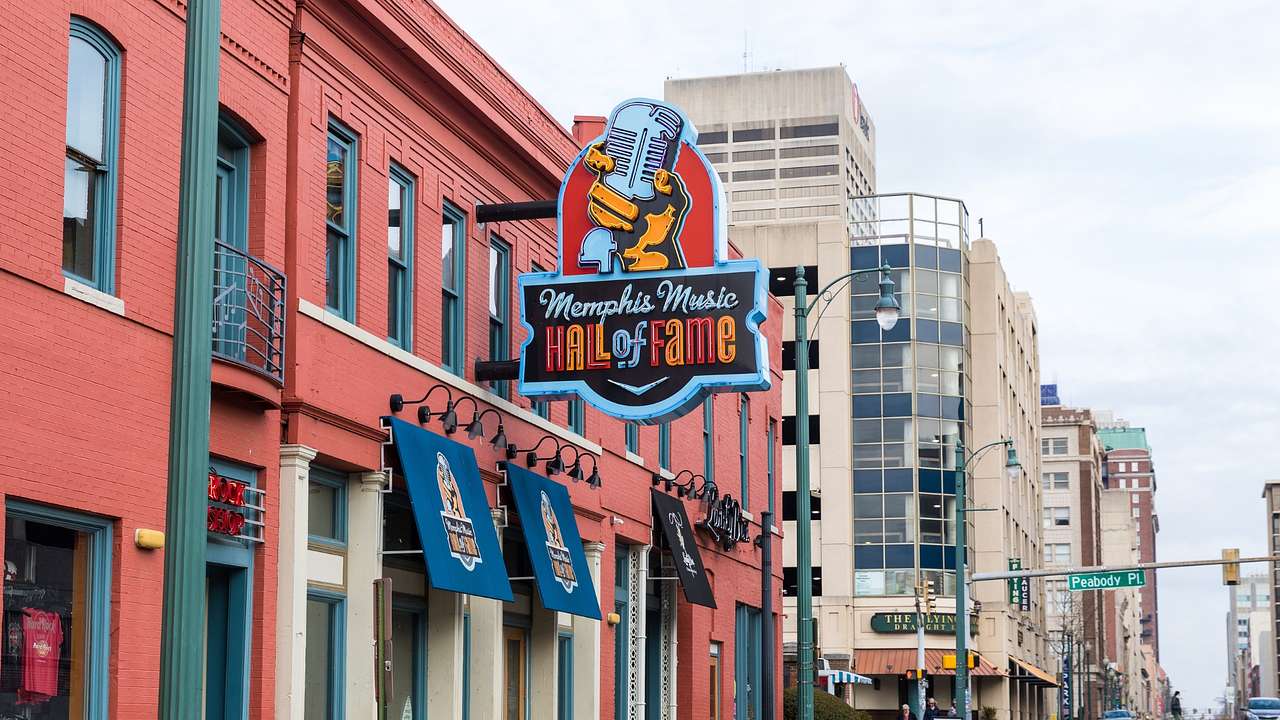 A red brick building with a sign that says "Memphis Music Hall of Fame"