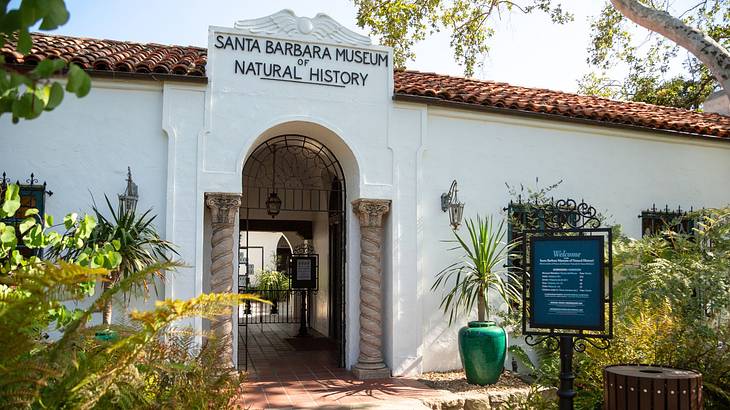 A path next to a building with a "Santa Barbara Museum of Natural History" sign