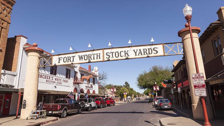A welcome road arch saying "Fort Worth Stock Yards"