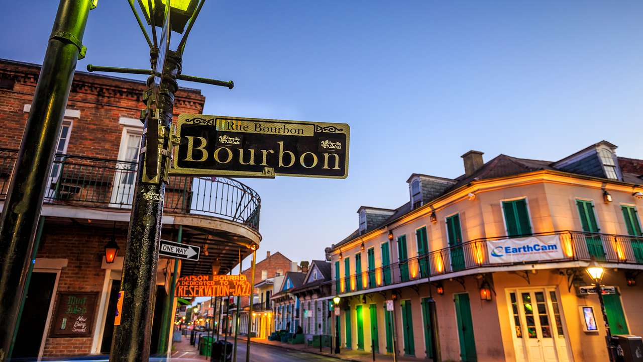 One of the fun things to do in New Orleans at night is go on a pub crawl