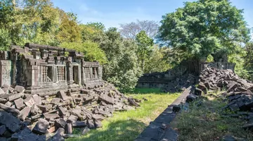 Ruinas del templo a la izquierda y a la derecha con árboles verdes detrás en un buen día