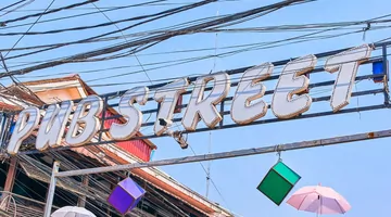  Das berühmte Pub-Straßenschild in Siem Reap von unten gegen den blauen Himmel