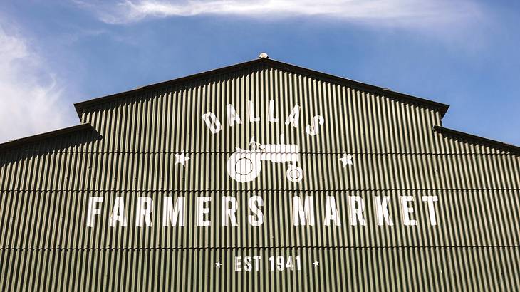 A barn with a Dallas Farmers Market sign on it