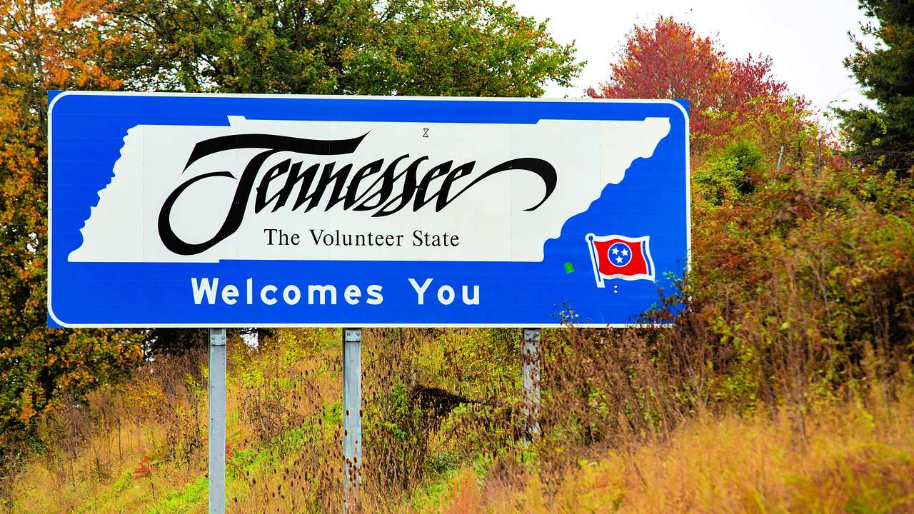 A road sign saying "Tennessee, The Volunteer State, Welcomes You"