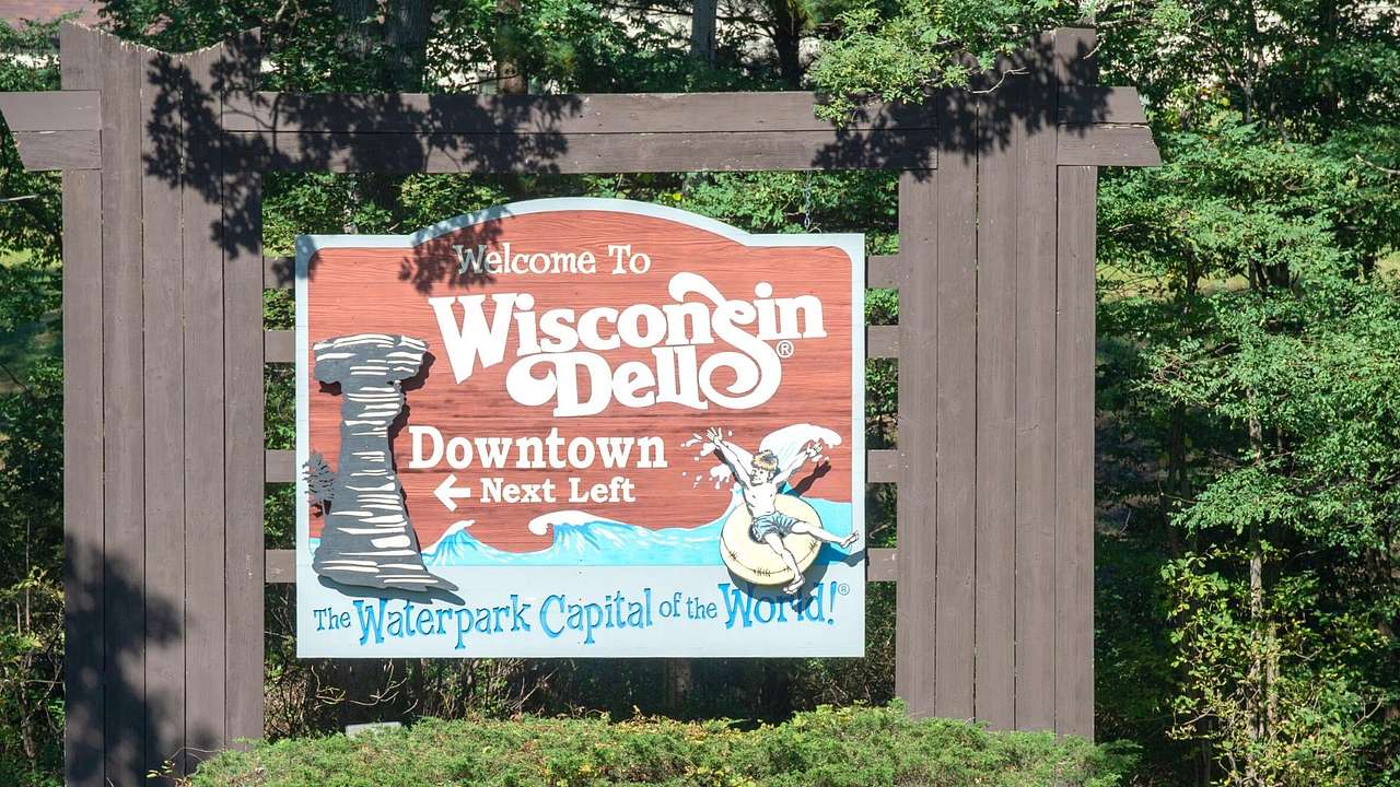 A sign that says "Welcome to Wisconsin Dells. The Waterpark Capital of the World!"