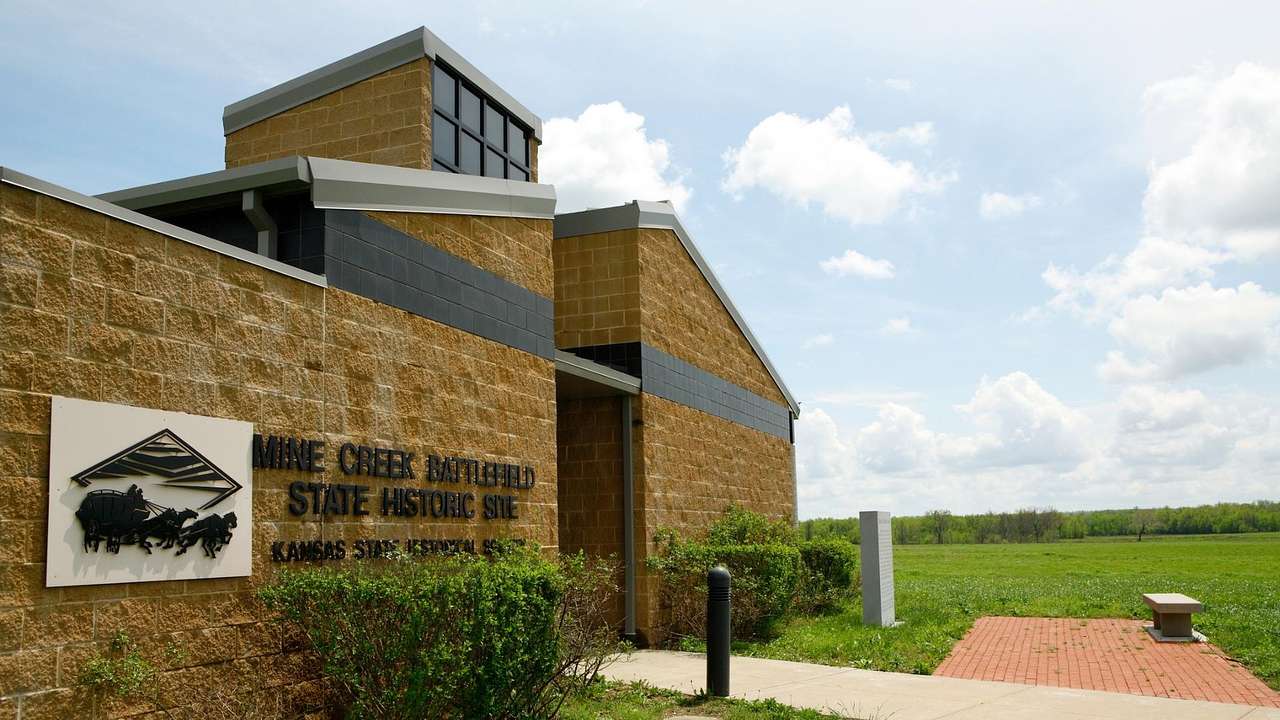 A building with a sign that says "Mine Creek Battlefield State Historic Site"