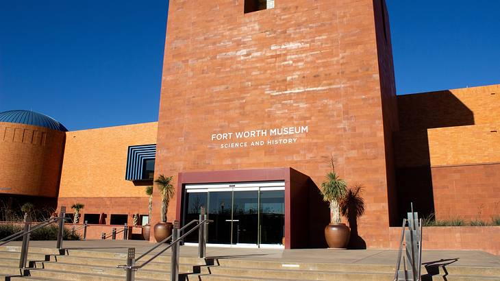A red brick building with a sign that says "Fort Worth Museum of Science and History"