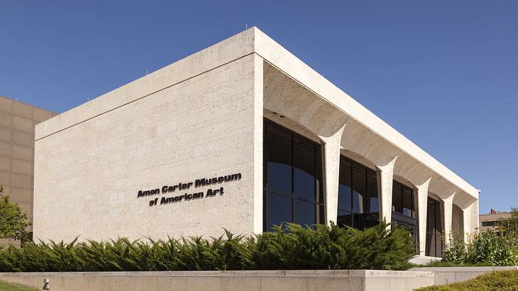 A white building with a sign saying "Amon Carter Museum of American Art"