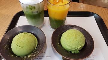 Two iced teas and two round scoops of green tea ice cream from above