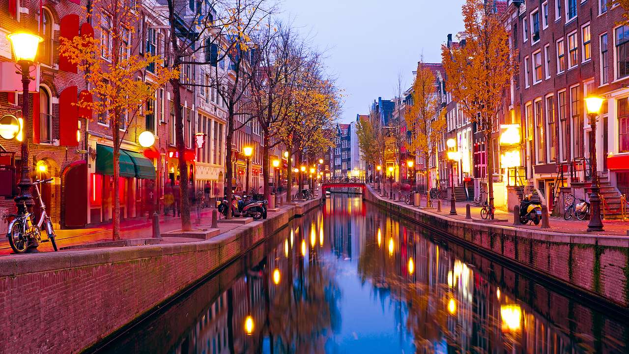 A canal near alleys with streetlights and adjacent buildings
