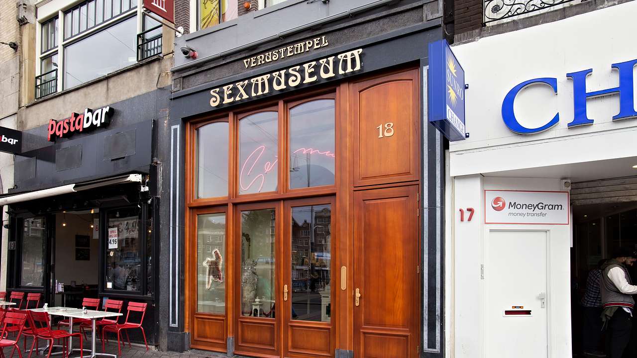 Buildings with large windows and a sign on it that says "Sexmuseum"