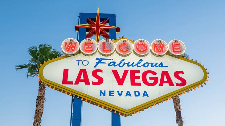 A sign saying Welcome to Fabulous Las Vegas, blue sky, and a palm tree